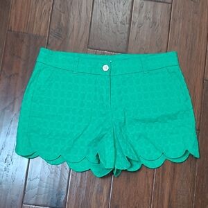 Crown & Ivy Green Shelby Scalloped Hem Shorts size 10